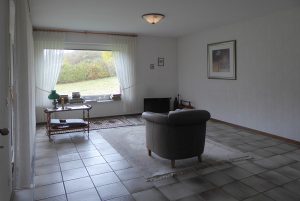 Wohnzimmer mit Blick ins Grün