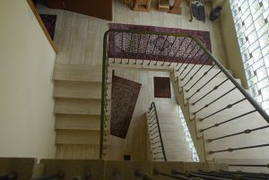 Treppenhaus durchgehend bis zum Dachgeschoss