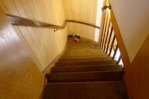 Offene Holztreppe zum Dachgeschoss