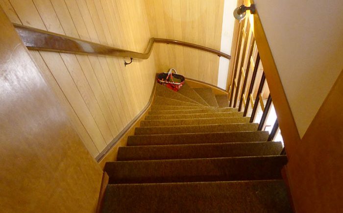 Offene Holztreppe zum Dachgeschoss