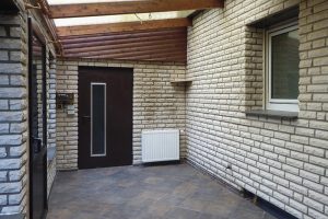 davor dem überdachten Freisitz