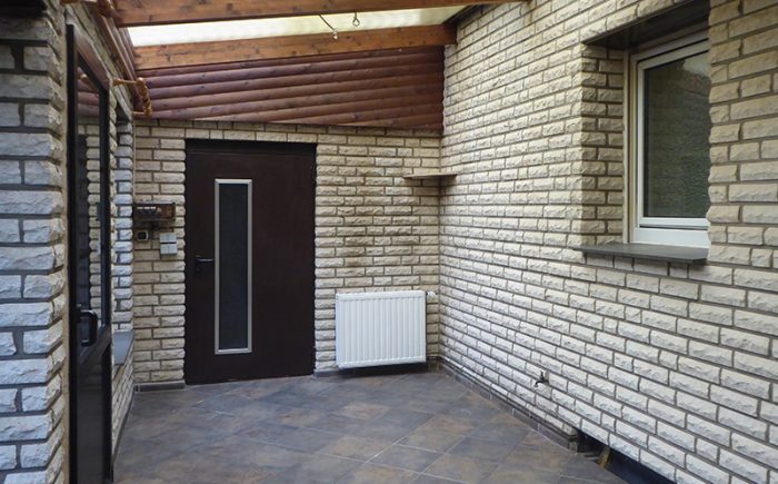 davor dem überdachten Freisitz