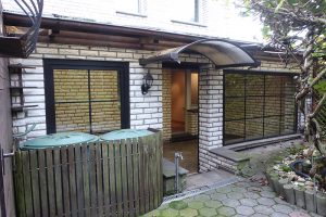 Zurück durch den Freisitz ins Haus