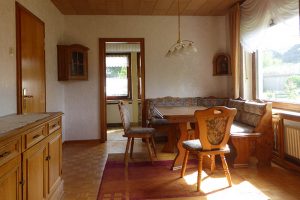 Helles Esszimmer mit Durchgang zur Küche