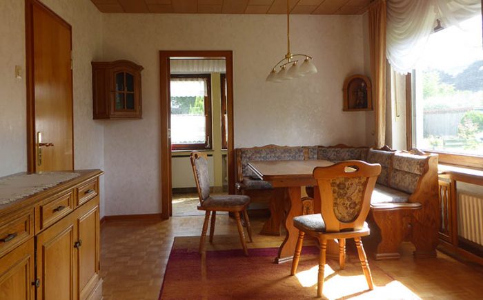 Helles Esszimmer mit Durchgang zur Küche