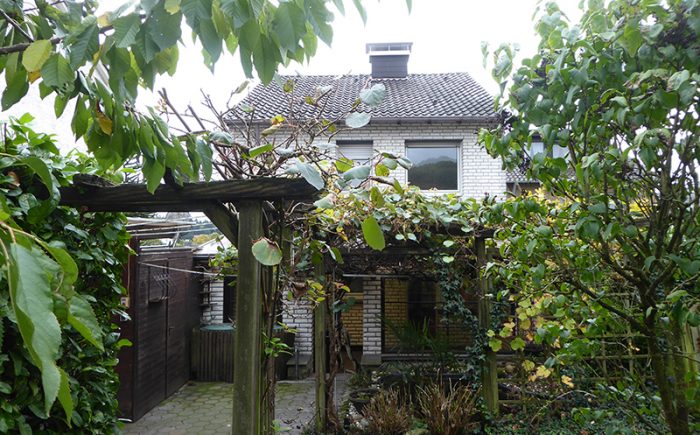 Hausansicht vom Garten gesehen