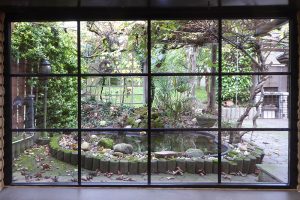 Blick aus dem Freisitz zum Garten