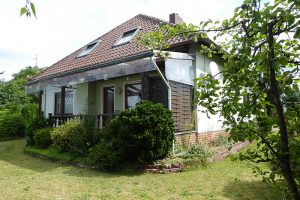 mit seitlichem Windschutz