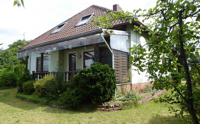 mit seitlichem Windschutz