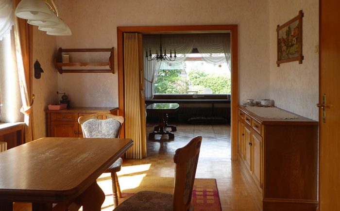Blick vom Esszimmer zum Wohnzimmer