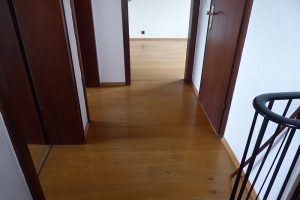 Obergeschoss mit durchgehendem Bodenbelag