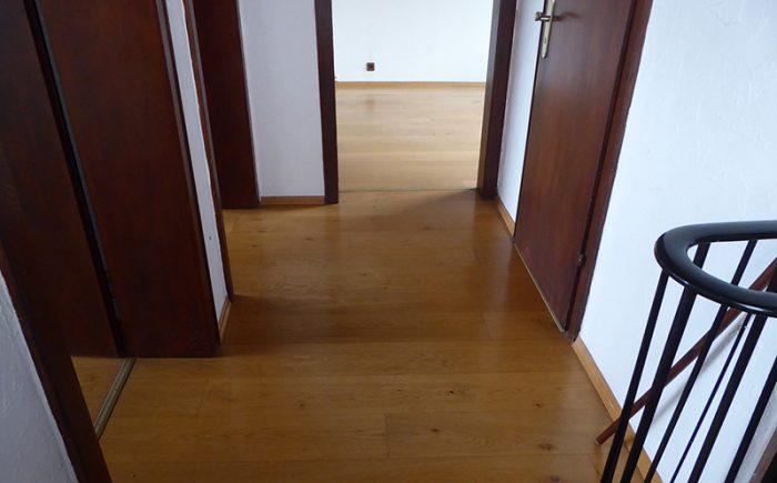 Obergeschoss mit durchgehendem Bodenbelag