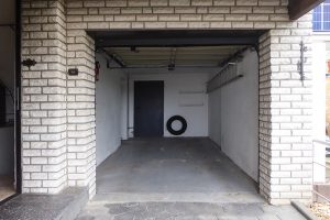 Garage mit elektrischem Tor