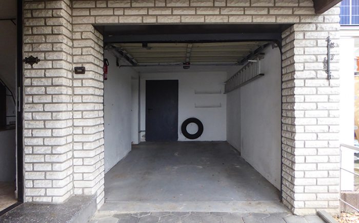 Garage mit elektrischem Tor