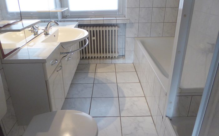 Badezimmer mit Wanne und Dusche