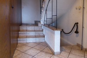 Treppenhaus zu Obergeschoss und Keller
