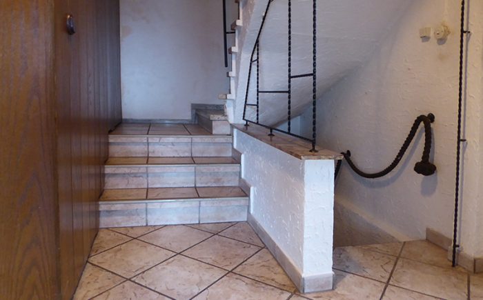 Treppenhaus zu Obergeschoss und Keller