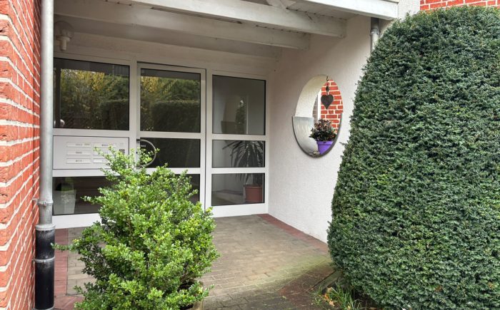 Überdachter gepflegter Eingangsbereich