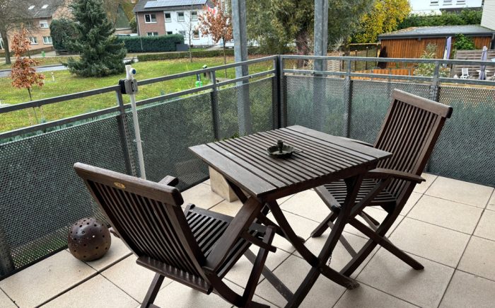 Balkon mit Blick ins Grüne ...