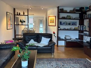 Blick von der Balkontür in die Wohnung