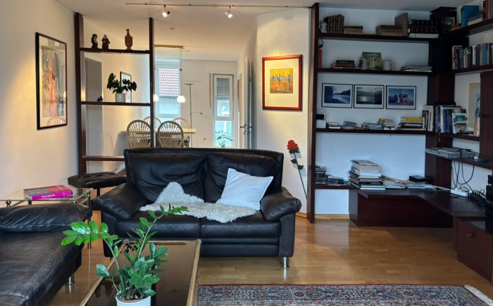 Blick von der Balkontür in die Wohnung