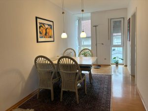 Essbereich mit Durchgang zur Küche