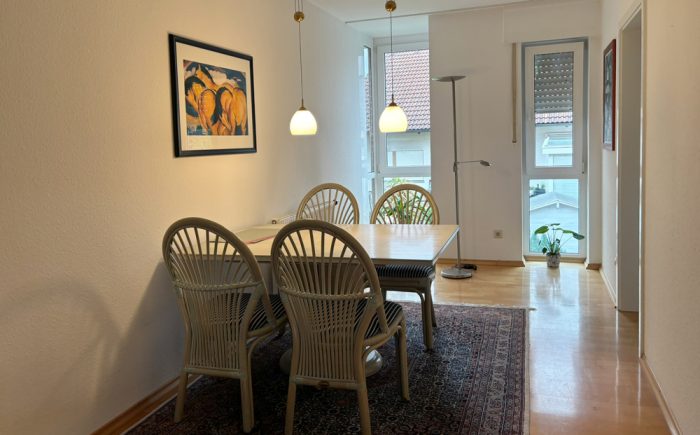 Essbereich mit Durchgang zur Küche