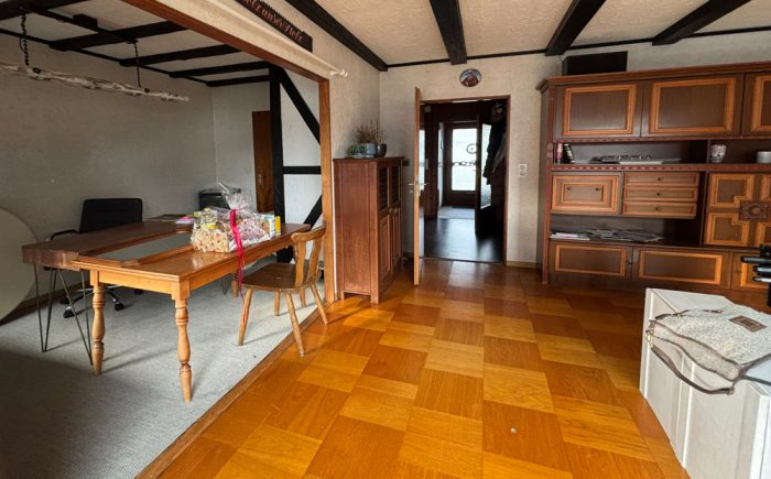 Wohnzimmer und Esszimmer mit Blick zur Haustür