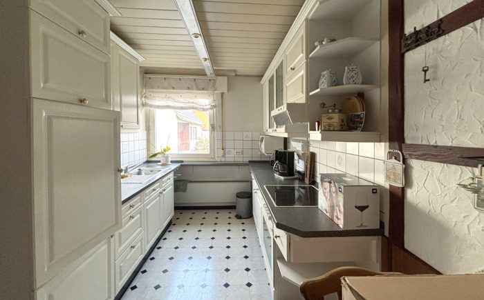 Küche mit Einbaumöbeln und Sitzecke