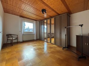 Schlafzimmer mit Parkettboden