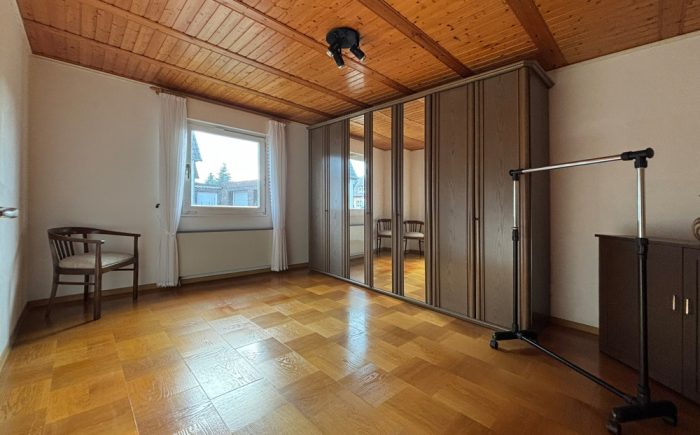 Schlafzimmer mit Parkettboden