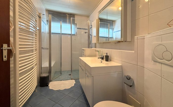 Modernisiertes und gut ausgestattetes Bad