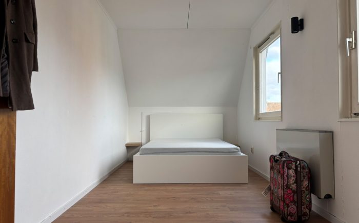 Schlafzimmer mit 2 Fenstern