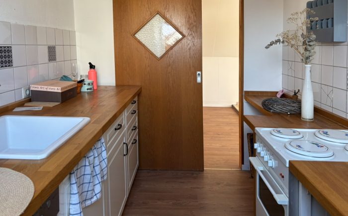 mit stylischer Schiebetür zum Essbereich