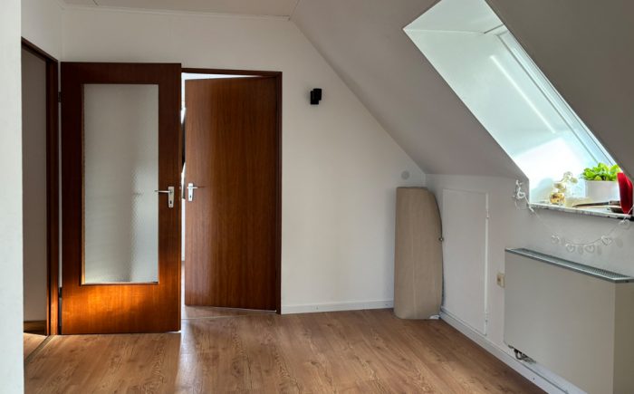 Wohnungsflur mit Licht und Holz