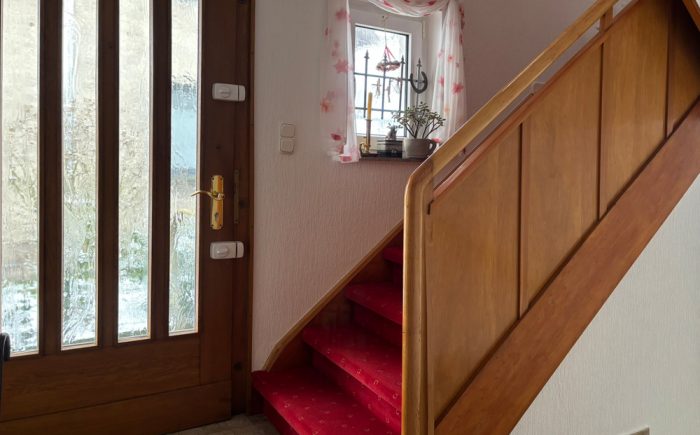 Haustür und Treppenhaus