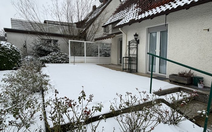 Große Terrasse mit Windschutz