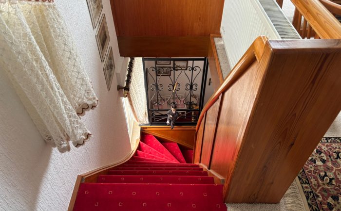 Schöne Holztreppe bis zum Spitzboden