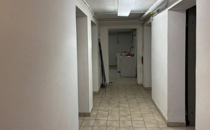 Kellerboden gefliest - Blick zum Waschkeller