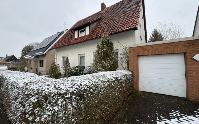 Garage mit Elektrotor und Durchgang zum Garten