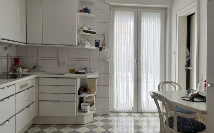 Küche mit Tür zu Terrasse und Vorratskammer