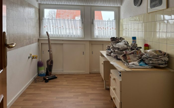 Küche mit Fenstern in der Dachgaube