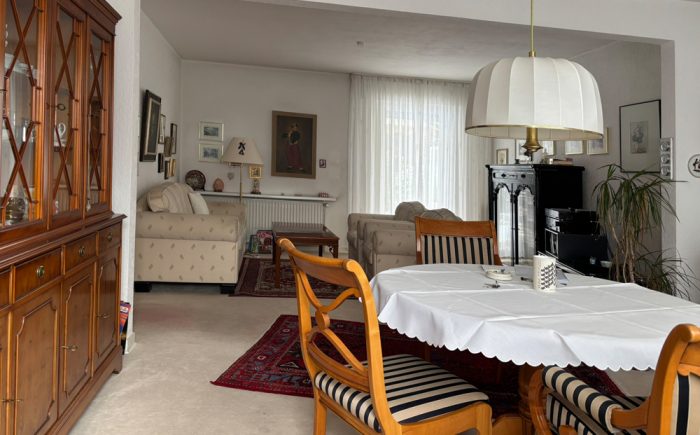 Blick vom Esstisch zum Wohnbereich