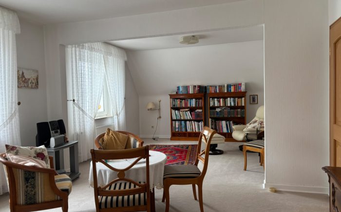 Helles Esszimmer und Wohnzimmer