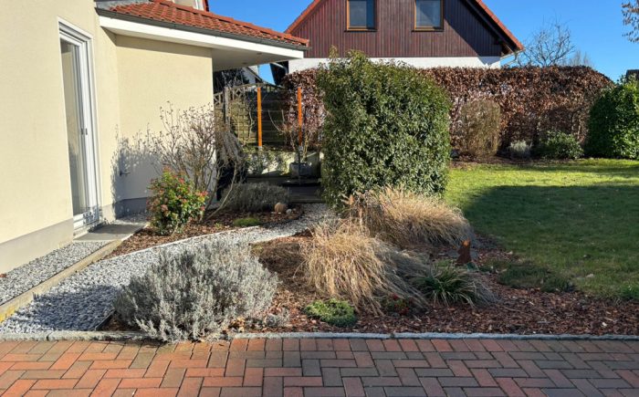 Fußweg vom Hof zur Terrasse