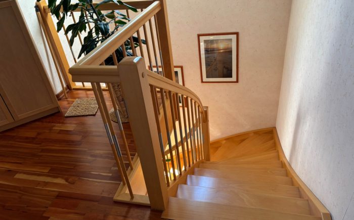 Holztreppe zum Dachgeschoss und Echtholzparkett Kirsche