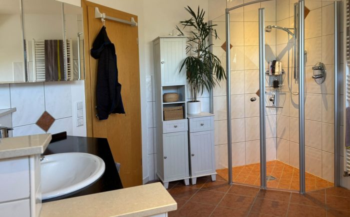 und bodengleicher Dusche