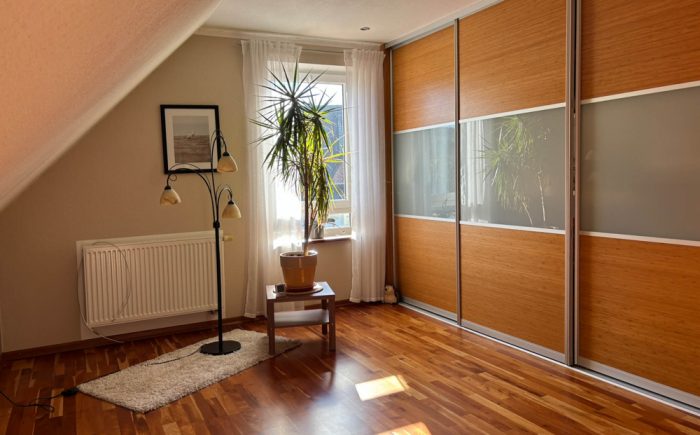 Eines der drei Schlafzimmer mit integriertem raumhohem Schiebetürschrank