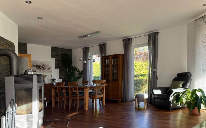 Blick aus dem Wohnbereich zum Essbereich