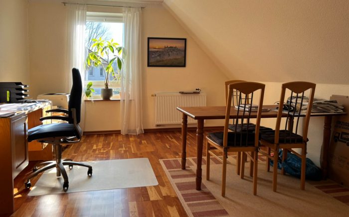 Schlafzimmer mit niedrigen Fensterbrüstungen